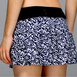 SOLD!!! Lululemon pace rival skirt skort 4 tall black & white.
